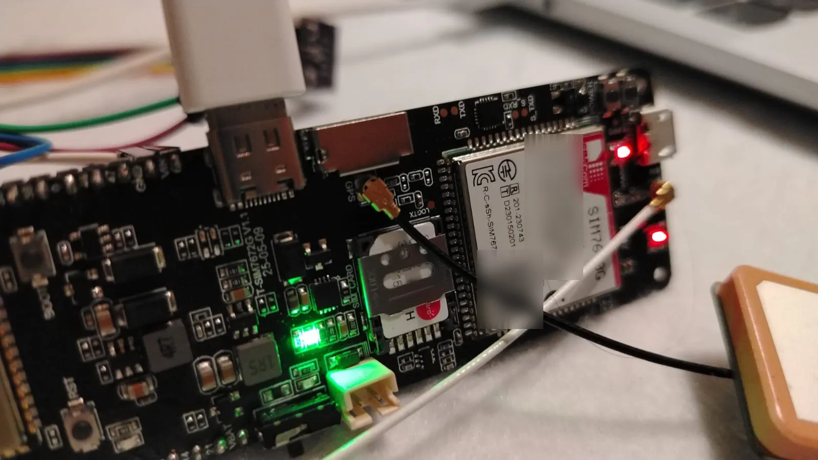 Nodo Airu sin gabinete: placa con módulo LTE SIM7670G y antenas GPS y LTE conectadas.